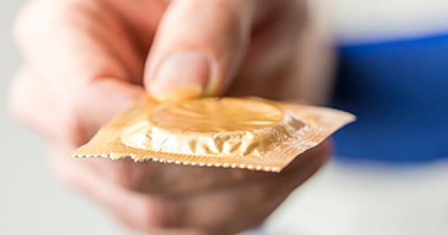 Kondomi suojaa seksitaudeilta. Liukuvoiteen kanssa kondomi tuntuu mahtavalta!
